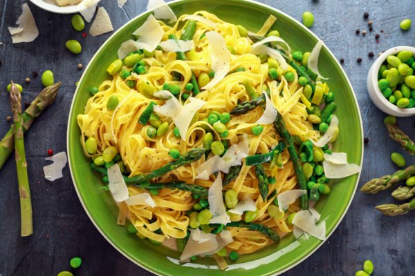 Tagliatelle pasta with asparagus, pesto and beans