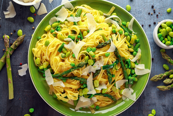 Tagliatelle pasta with asparagus, pesto and beans