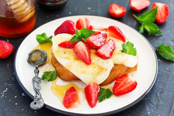 sweet strawberries, honey and mint recipe