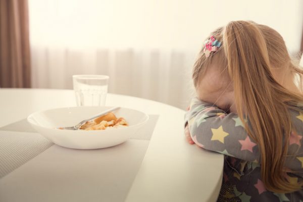 Girl refuses to eat. Child meal difficultes theme